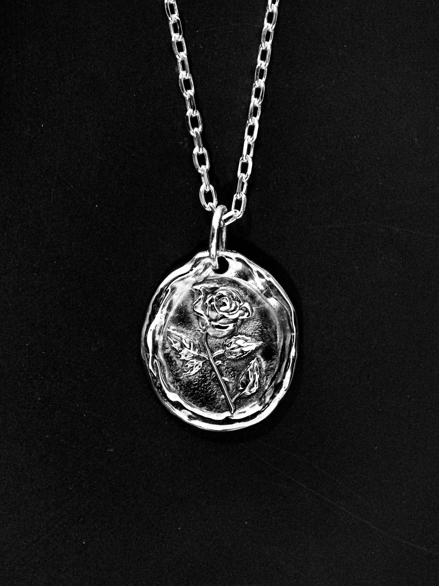 THE SILVER ROSE 🐉🌹